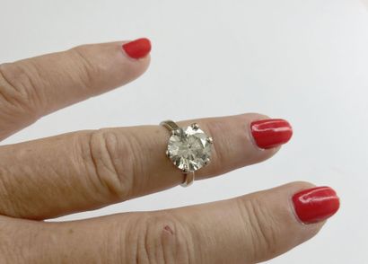 Bague solitaire en or gris 18K (750‰) centrée...