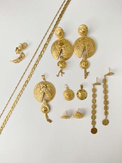 Ensemble de bijoux or 56,53 gr : 2 colliers...