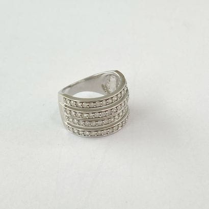 Bague or gris pierres** sur 4 rangs dgt 51...