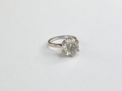 Bague solitaire en or gris 18K (750‰) centrée...