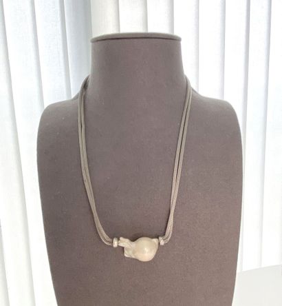 Collier en argent orné d'une perle baroq...