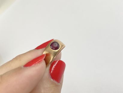 Gold ring with cabochon stone**, size 53...