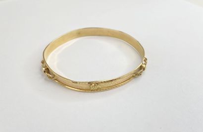 Bracelet or ciselé déformé 6,5 cm C 8,63...