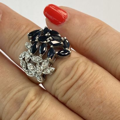 Bague or gris pierres** bleues et blanches...