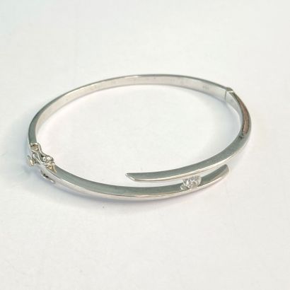 Bracelet or gris pierre** blanche ouvragé...