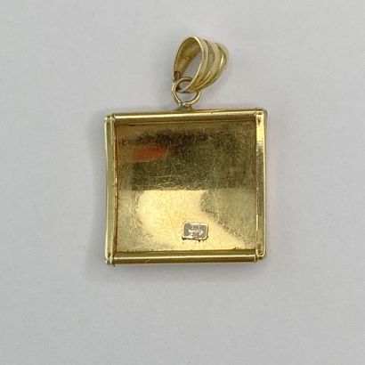 Square gold pendant with design, 3.25 g