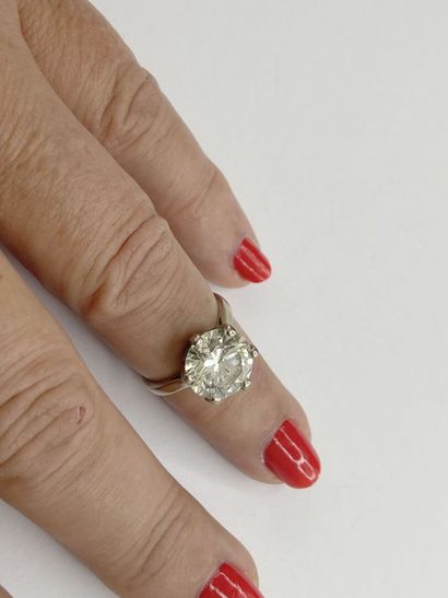 Bague solitaire en or gris 18K (750‰) centrée...