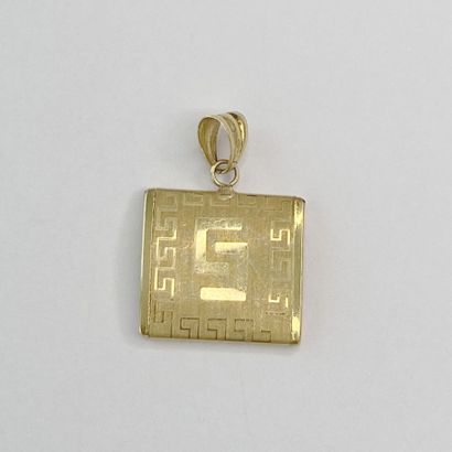 Square gold pendant with design, 3.25 g