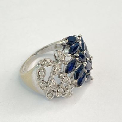 Bague or gris pierres** bleues et blanches...