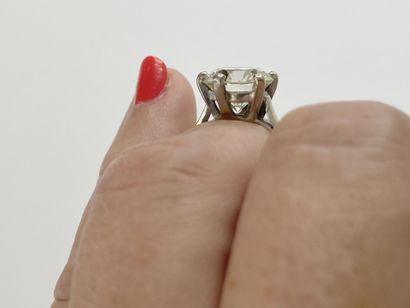 Bague solitaire en or gris 18K (750‰) centrée...