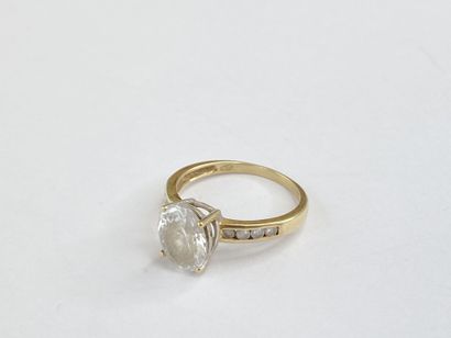 Bague or pierre** blanche sertie et pierres**...
