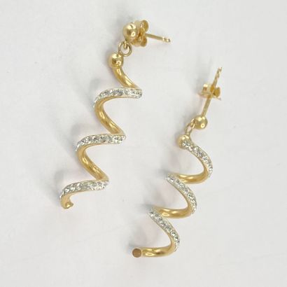 Gold ring with stones**, swirl design, 2.10...
