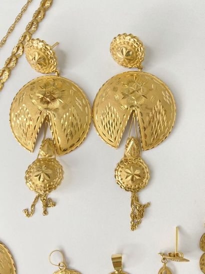 Ensemble de bijoux or 56,53 gr : 2 colliers...