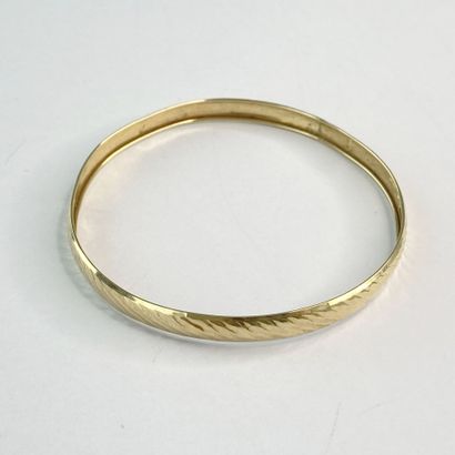 Bracelet or ciselé déformé 6,5 cm 4,51 g...