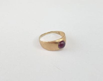 Gold ring with cabochon stone**, size 53...