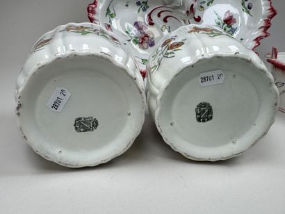 Set of fine polychrome earthenware pieces...