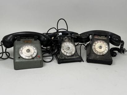 Set of 3 Bakelite and metal telephones.
14...