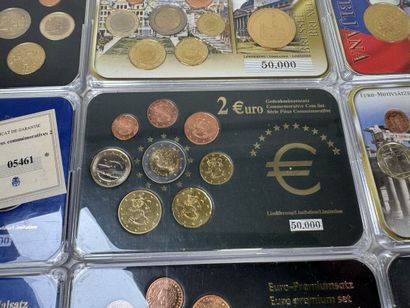 12 coffrets numismatique de pièces en Euro...