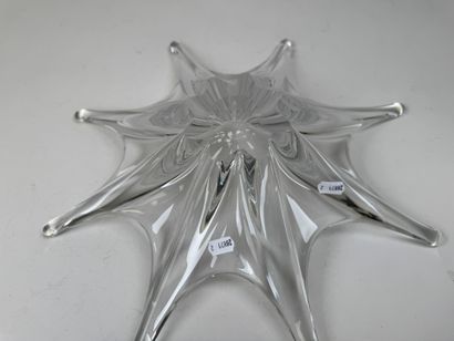 BACCARAT.
Grande coupe de forme libre pouvant...