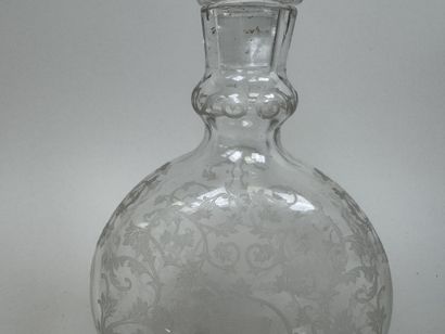 BACCARAT.
Carafon en cristal à décor gravé...