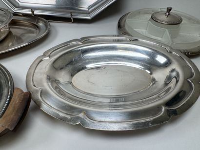 Lot en métal argenté :
- plat de forme ovale.
51...