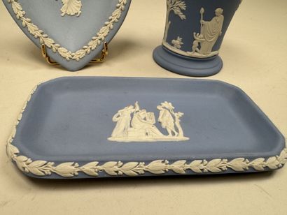 WEDGWOOD.
3 pièces de forme en porcelaine...
