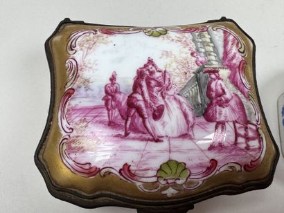 Trois petites boites piluliers en porcelaine...