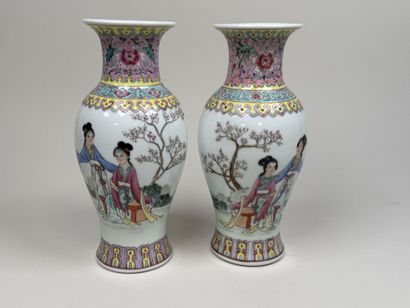 CHINA, 20th century.
Pair of baluster vases...