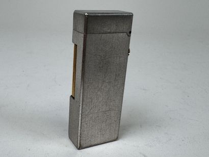 DUNHILL.
Briquet de poche en métal brossé...