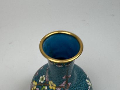 ASIE, XXe.
Vase balustre en émail cloisonné...