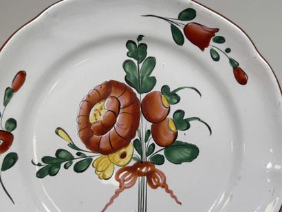 Deux assiettes en faïence polychrome à décor...