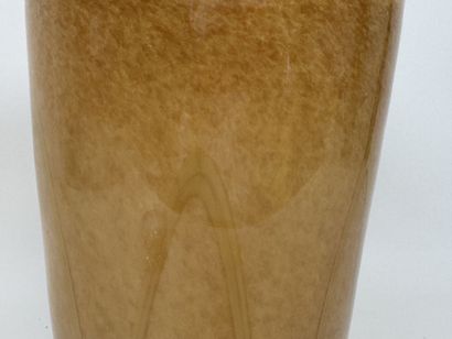 Important vase en verre à décor sur fond...