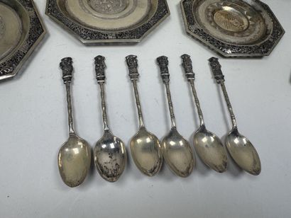 INDONESIE, XXe.
Lot en porcelaine polychrome...