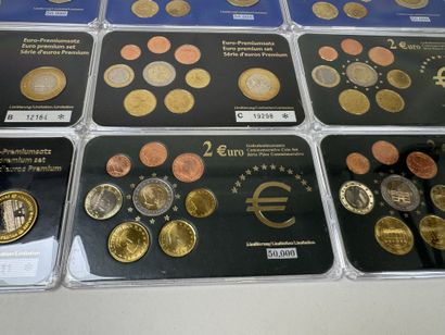 12 coffrets numismatique de pièces en Euro...