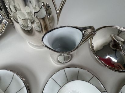 Lot comprenant :
- 3 pièces de service à...