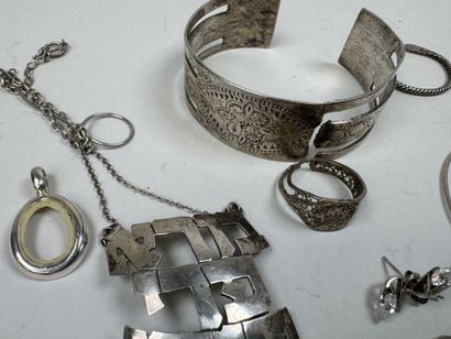 Lot de bijoux fantaisies en argent ont colliers,...