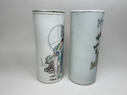 CHINA, 20th century.
Two cylindrical vases...