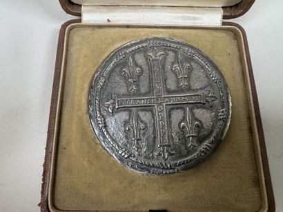 Médaille circulaire en argent figurant 