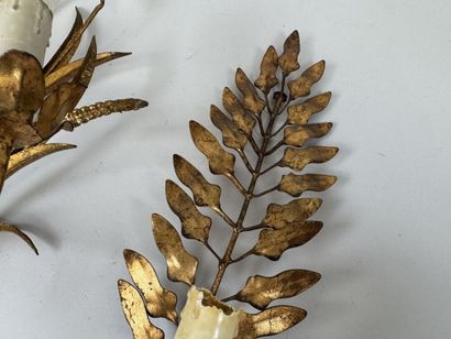 Applique en métal doré à deux bras de lumière...