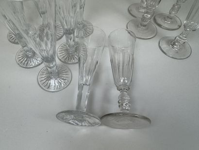 12 flutes à champagne en cristal.
H. 16,...