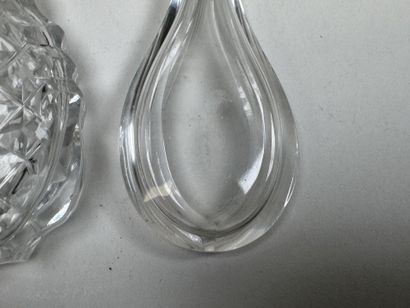Deux flacons à sel en cristal taillé, l'un...