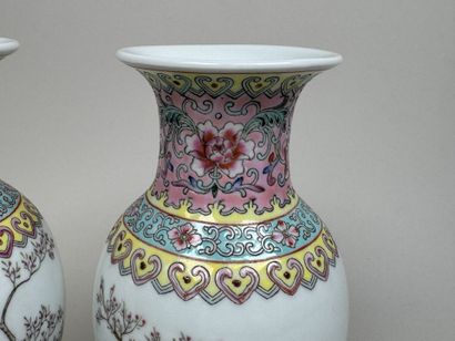 CHINA, 20th century.
Pair of baluster vases...