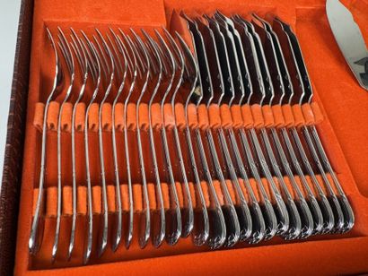 Partie de ménagère en inox comprenant :
-...