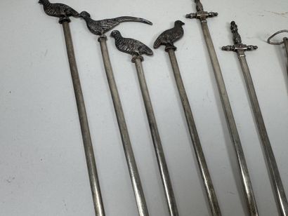 WISKEMANNE.
20 silver-plated skewers, including...