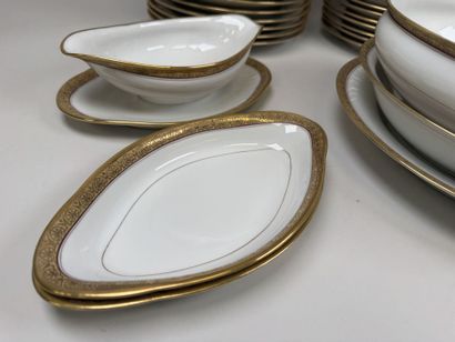 LIMOGES, 20th century.
A substantial dinner...