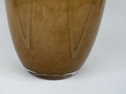 Important vase en verre à décor sur fond...