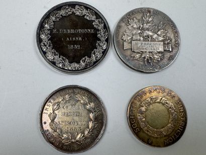 4 médailles en argent et argent doré à décor...