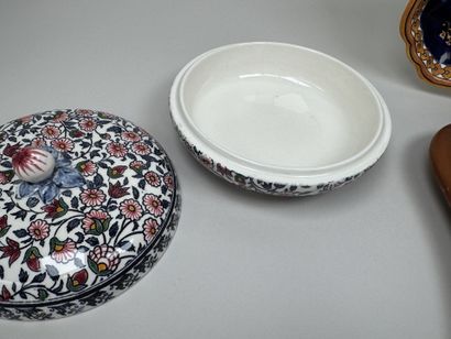 GIEN.
Lot en faïence polychrome comprenant...
