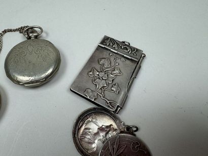 Lot comprenant :
- deux montres de gousset...