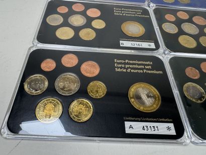 12 coffrets numismatique de pièces en Euro...